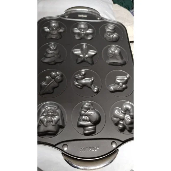 Nopro Non-Stick Holiday Bakeware‎ Pan With 12 Christmas Shapes Mold