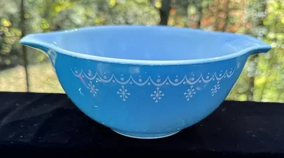 Vintage 1950’s Pyrex Blue Snowflake Glass Mixing Bowl 9” -S1DD