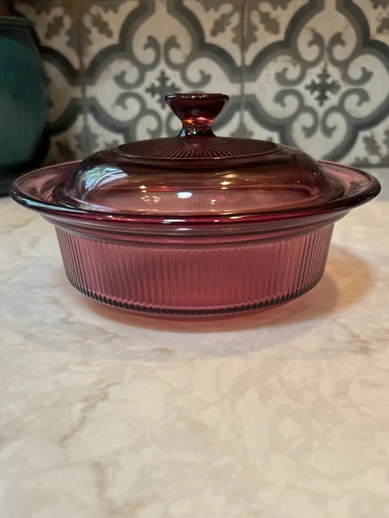 VINTAGE PYREX (Corningware) VISIONS CRANBERRY ROUND BAKING/SERVING DISH WITH LID