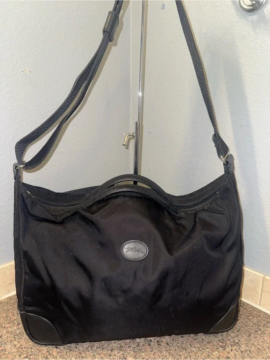 Longchamp Black Messenger Crossbody bag EUC