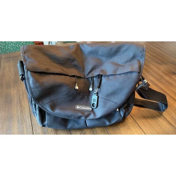 Columbia Messenger Bag Black Ripstop Crossbody Shoulder Travel Commuter Bag