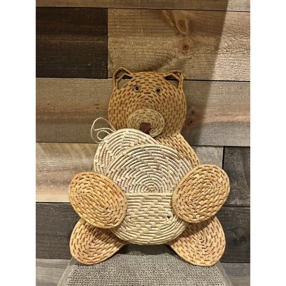 Vintage Straw Raffia Teddy Bear Wall Pocket Holder With 5 Pot Or‎ Pan Coasters