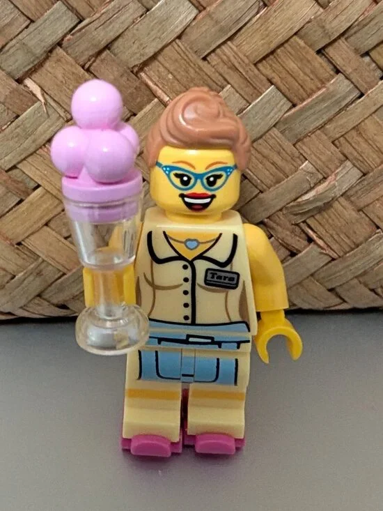 Lego Series 11 minifigure - diner waitress