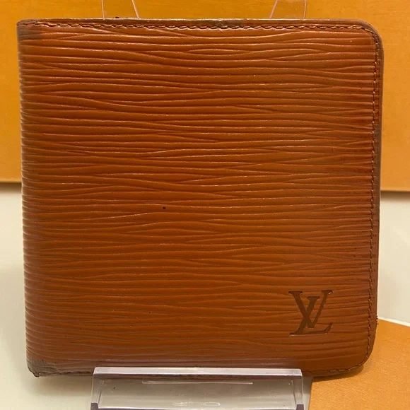 AUTHENTIC!! Men’s Louis Vuitton Epi Portefeuille Marco. Luxury Designer