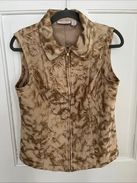 Weekends by Chico’s size 0 equivalent to small/4 tan gold vest zip front