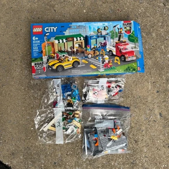 LEGO City Shopping Street 60306 Building Set Glow in the Dark Road Plates 533pc