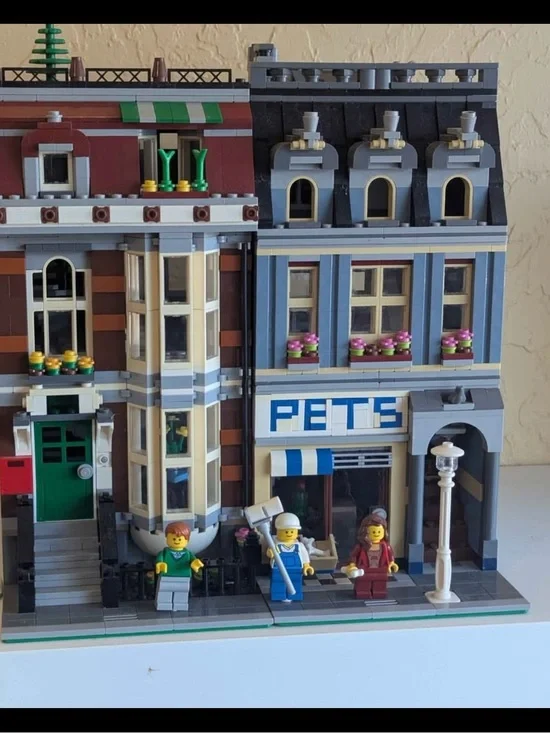 Retired LEGO Creator Expert: Pet Shop (10218) modular building