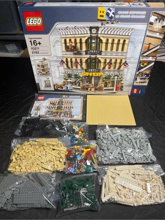 LEGO set 10211 Grand Emporium Modular Building 100% complete