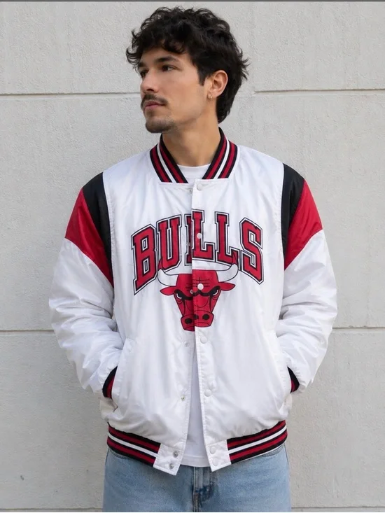 Vintage windbreaker chicago bulls Sz LG NBA Jacket
