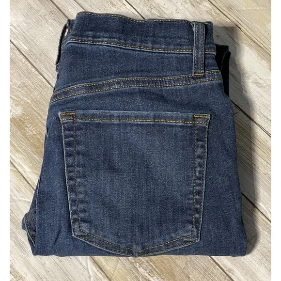 Free People Women's Jeans Size 27. Medium Wash, Destroyed Knees.‎ Medium Wash