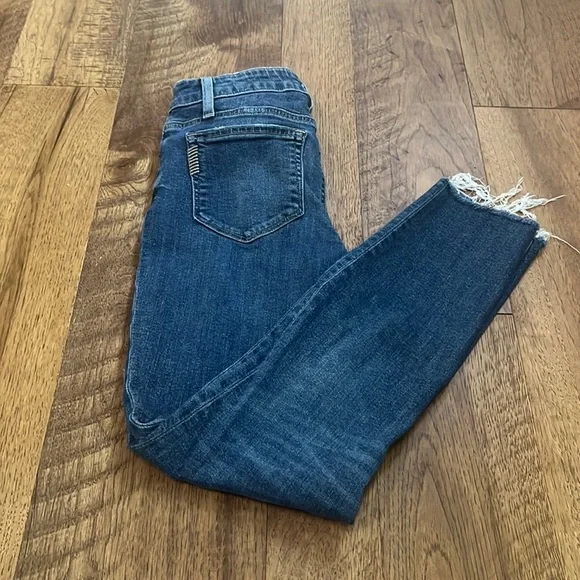 PAIGE Woman’s Skyline Skinny Crop Jeans Size 25