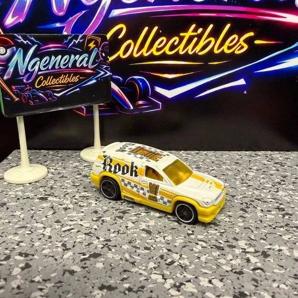 Hot Wheels Fandango White Yellow Rook Chess Series 2001 Die-cast SUV 1:64 Scale