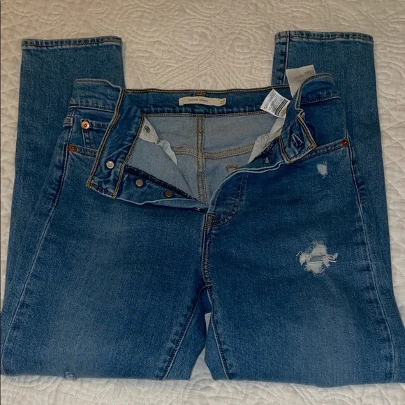 Levi’s. Wedgie Skinny Medium Wash Button Fly Distressed Jeans. Size 27