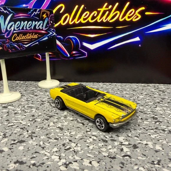 Hot Wheels 65 Ford Mustang Convertible Yellow Black Flames Opening Hood 1983