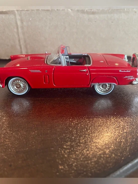 Motor Max 1956 Ford Thunderbird Diecast 1:43 Scale red