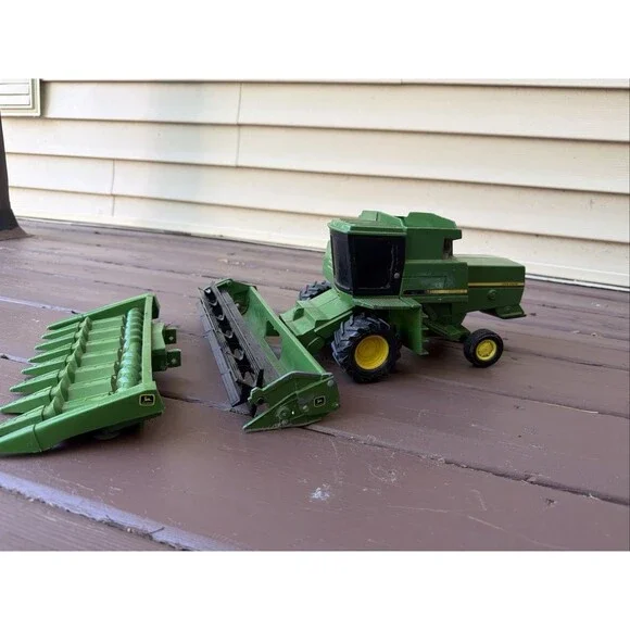 Vintage ERTL 1/24 John Deere Titan II Combine ~ Corn & Grain Heads