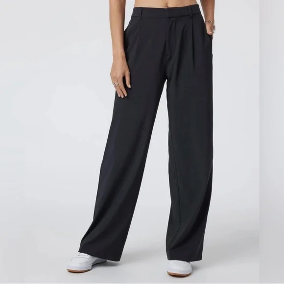 VUORI Women’s villa trouser, Black, Small Short