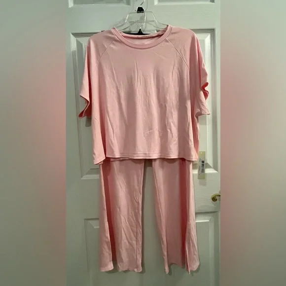 NWT Cyrus Soft Oversized Pink Ribbed Tee and Wide Leg pant Collection Set