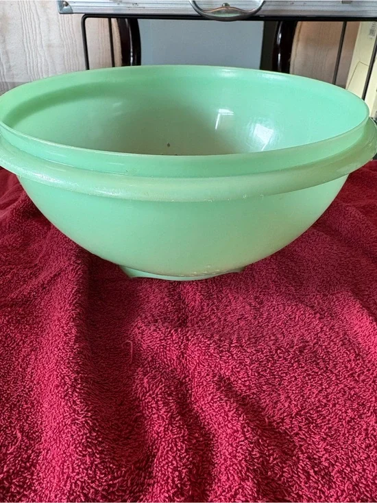 Tupperware Light Mint-Colored Colander with Red Drain Holes