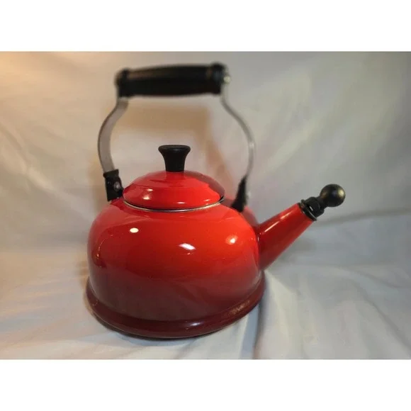 Le Creuset Zen Tea Kettle Red Enamel on Steel Stovetop 1.7 Quart Whistling 1.6L