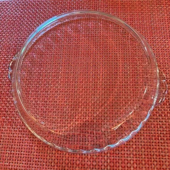 PYREX. Vintage, 10 inch pie dish.‎ Deep dish, Scalloped trim. Clear.