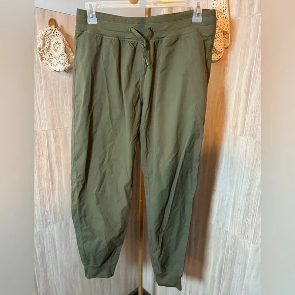 Zyia Activewear Joggers Women’s Pants in Olive Green