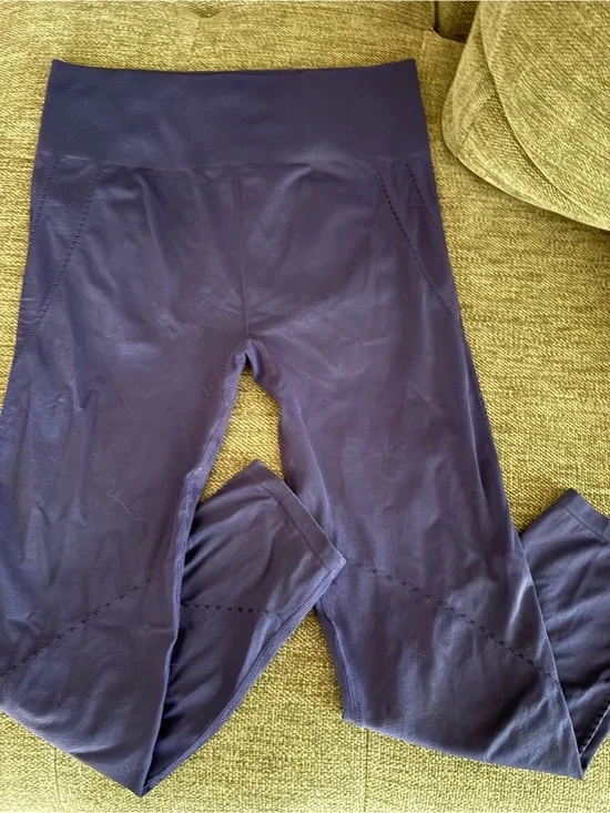 Fabletics navy 3/4 eyelet legging