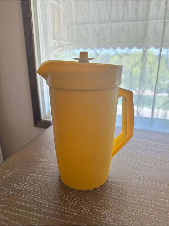 Tupperware Harvest Gold 2 quart pitcher