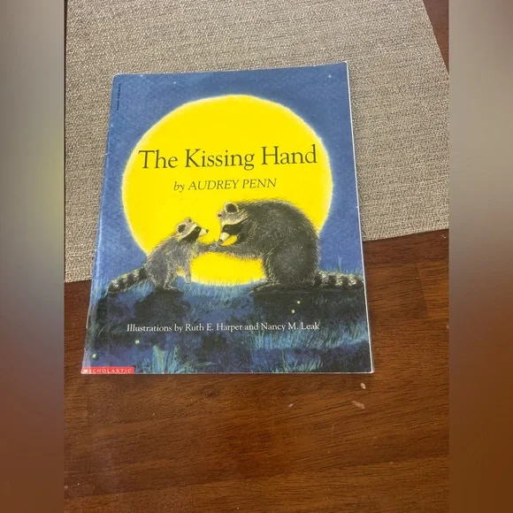 The Kissing Hand book‎