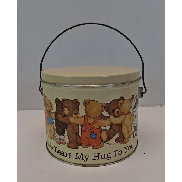 1984 Marjorie Sarnat WSCC Bear Hug Tin Cookie Canister Pail w Handle & Lid VTG