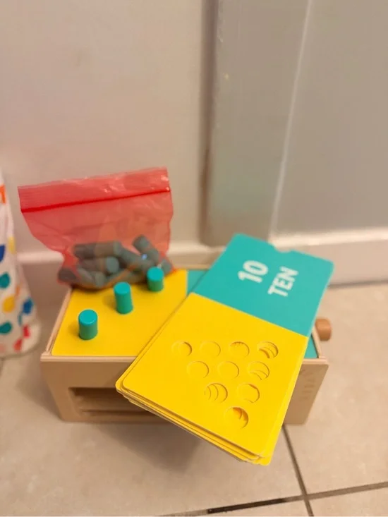 LOVEVERY Montessori Wooden Counting Box with Pegs & Number Cards