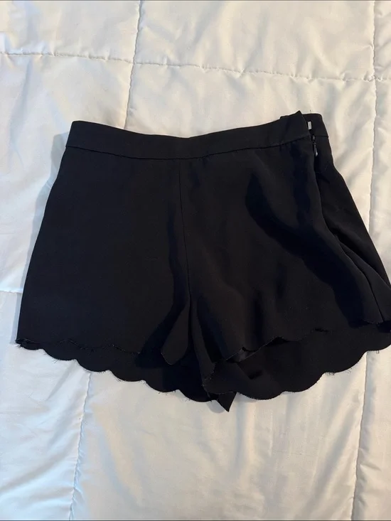 H&M Black High-Waist Scalloped Hem Shorts with side zipper.