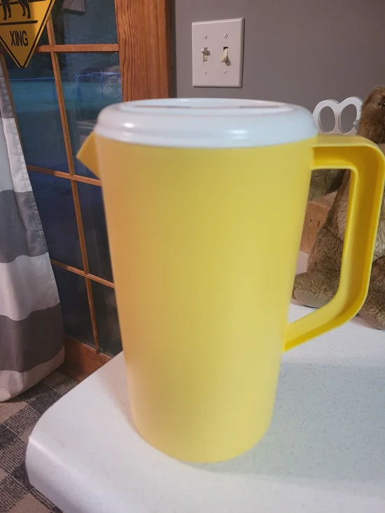 Vintage Rubbermaid Pitcher 2 1/4 Quart Yellow with White Lid J2445, 2129ML