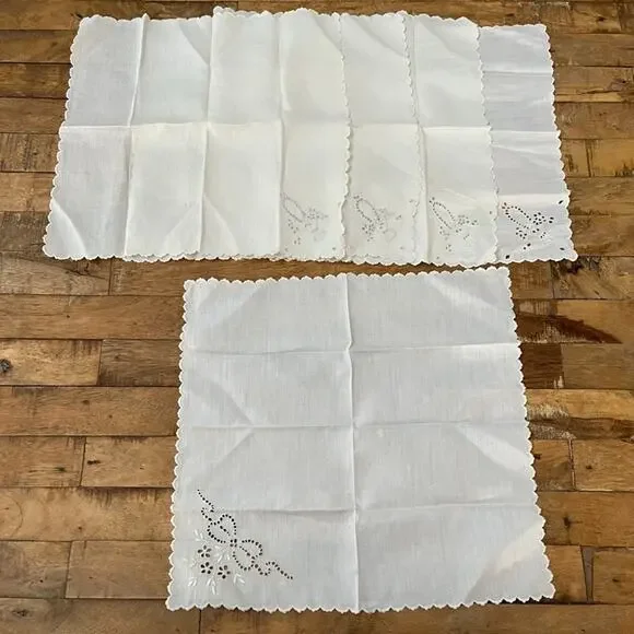 5 Vintage Ivory Embroidered Linen Napkins Scalloped Edge Basket & Bow Cutwork