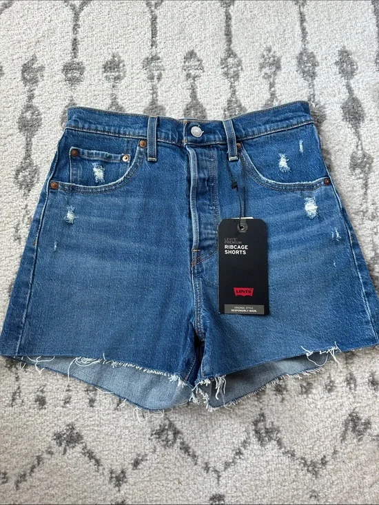 NWT Levi’s Ribcage Jean Short Cut Offs 28