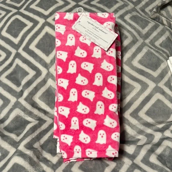 NWT Cupcakes and Cashmere Pink Ghost Kitchen Towels