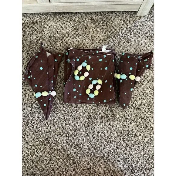 Brown with blue dots cloth napkins with egg napkin rings‎