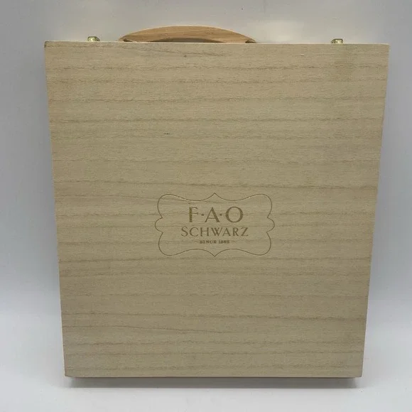FAO Schwarz Fashion Designer Art Activity Set 15‎ Design Plates with Wood Case