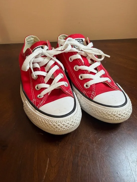 Converse Low Top Sneakers in‎ Red and White