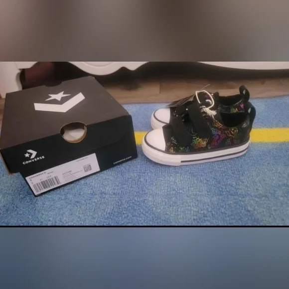 Converse girls toddler sneakers size 5 NEW