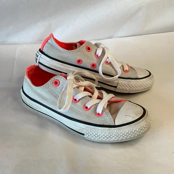 Converse white canvas trimmed‎ in neon pink size 12