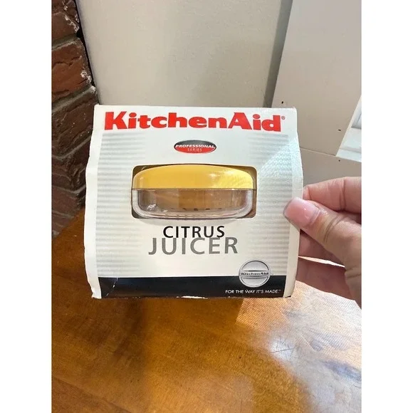 NOS KitchenAid Citrus Juicer,Clear Measuring Cup,Yellow Top 18oz Dishwasher Safe