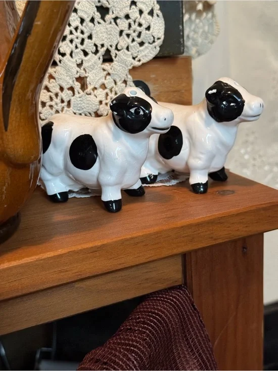 Black & White Ceramic Cow Salt and Pepper Shakers - Kitchen Décor