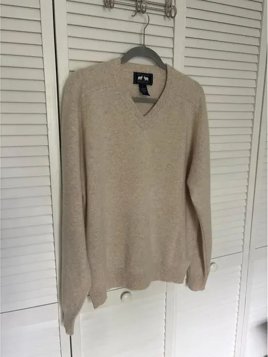 100% Cashmere Cream V neck women’s sweater Size Lg