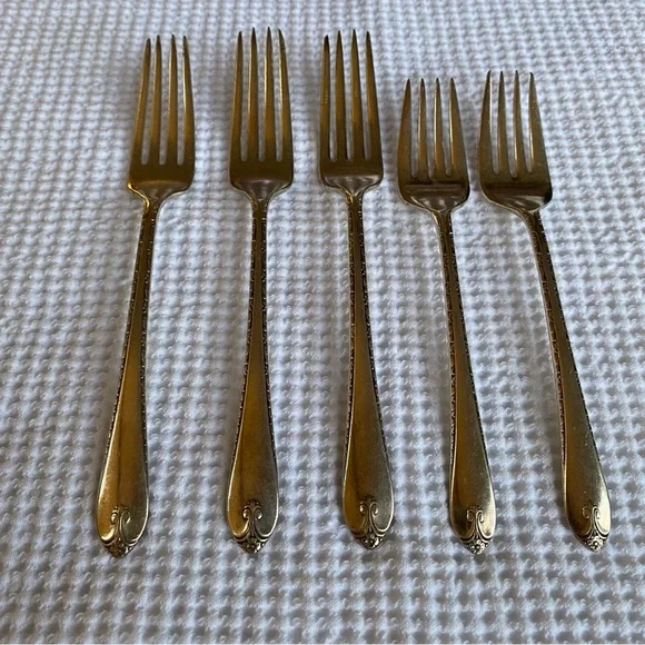 Lot of 5 WM Rogers & Son IS Silverplated Forks in 