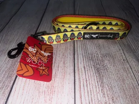New Sassy Woof DC Wonder Woman Dog Pet Fabric Leash Standard NWT 5 Feet Long