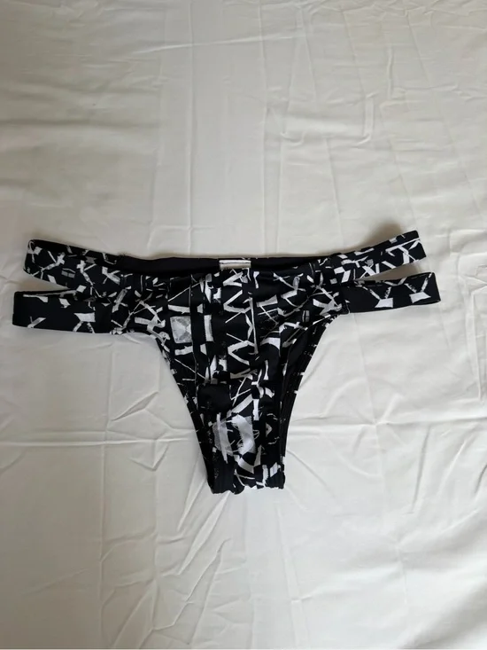 Abercrombie & Fitch Black and White Graphic Swim Bottoms