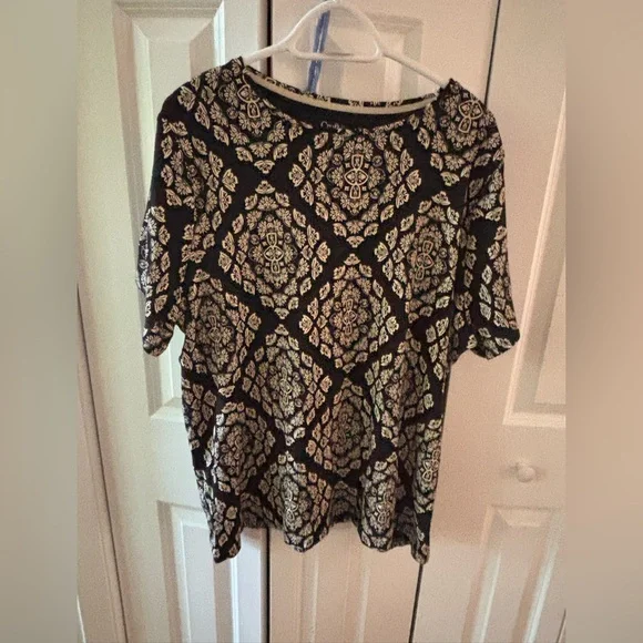 Black Short-Sleeve Patterned Tee with Cream Medallion Print