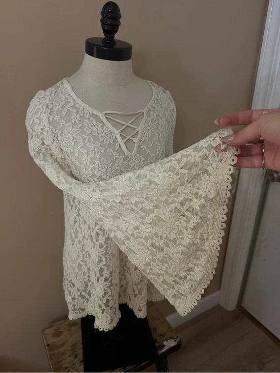 Romeo & Juliet Couture Cream Lace Bell Sleeve Top