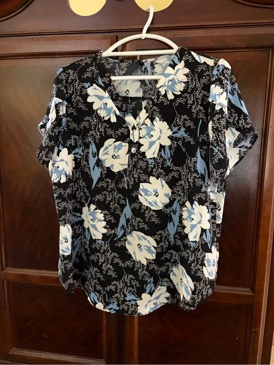 Womens Floral Short-Sleeve V-Neck Top in Black and Light Blue